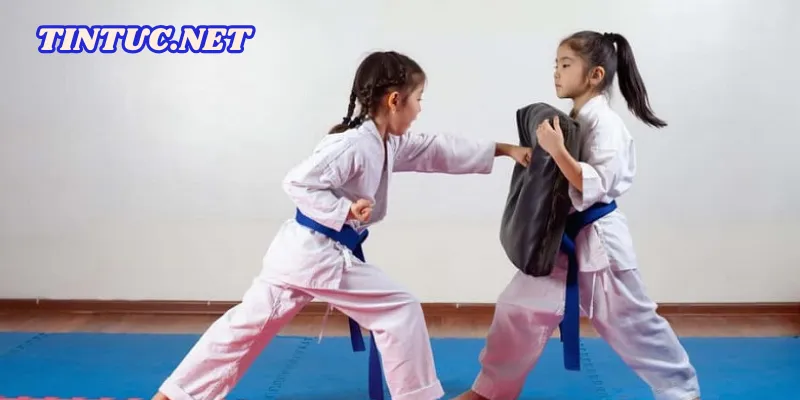 karate-mon-vo-tu-ve-voi-nhung-don-danh-manh-me-va-chinh-xac